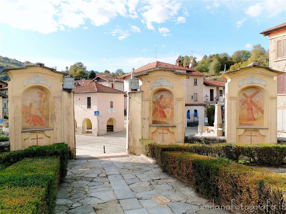 Brovello-Carpugnino (Verbano-Cusio-Ossola) - Stazioni V, VI, VII della via crucis posta intorno alla Chiesa di San Donato